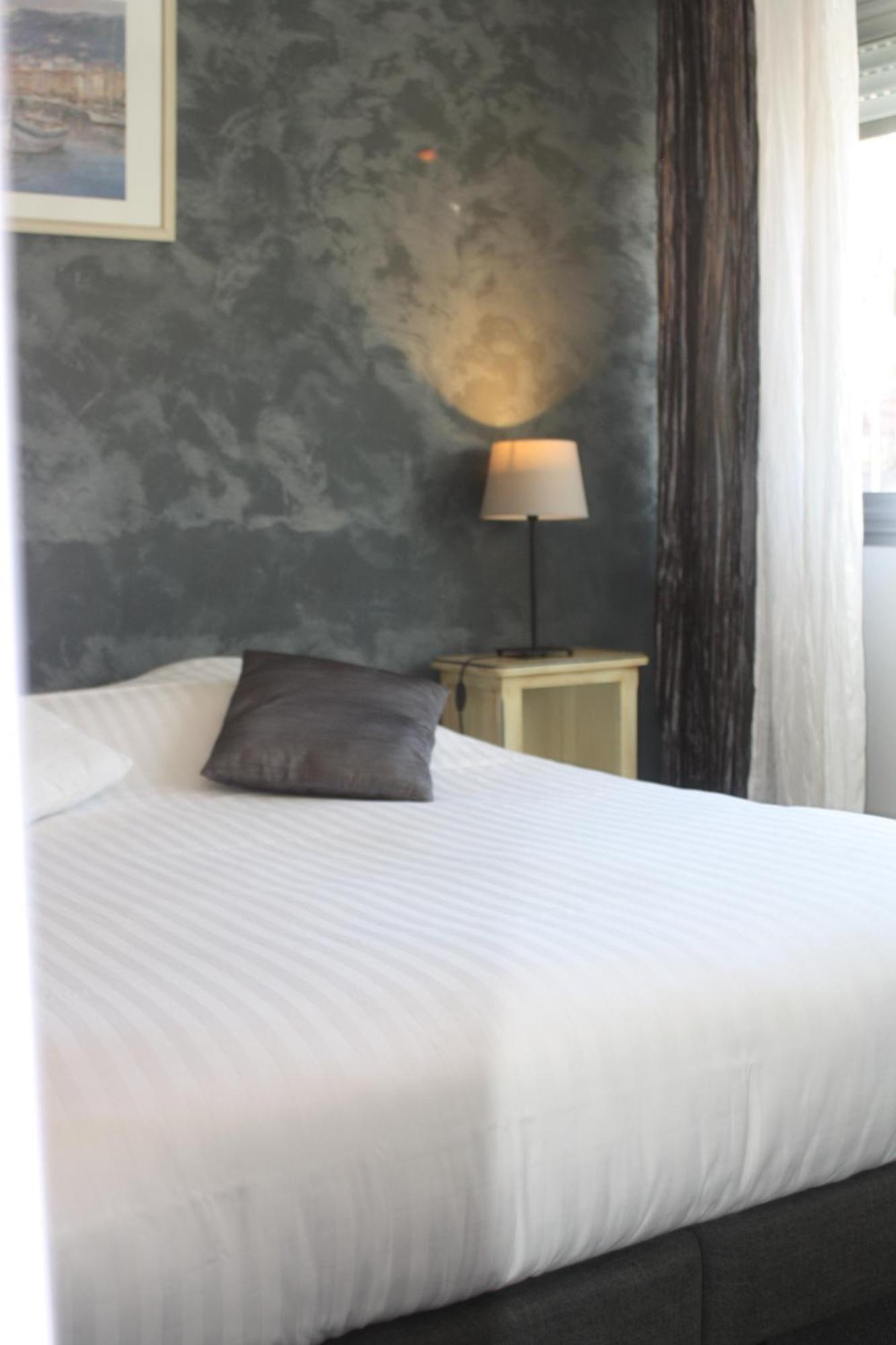 Logis Hotel Du Midi Salon-de-Provence Eksteriør billede